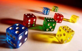 Dealer kasino live yang sedang menjalankan permainan roulette dengan kolam taruhan jelas
